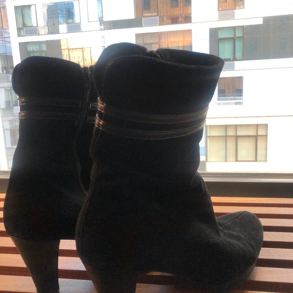 La Canadienne Suede Calf Booties